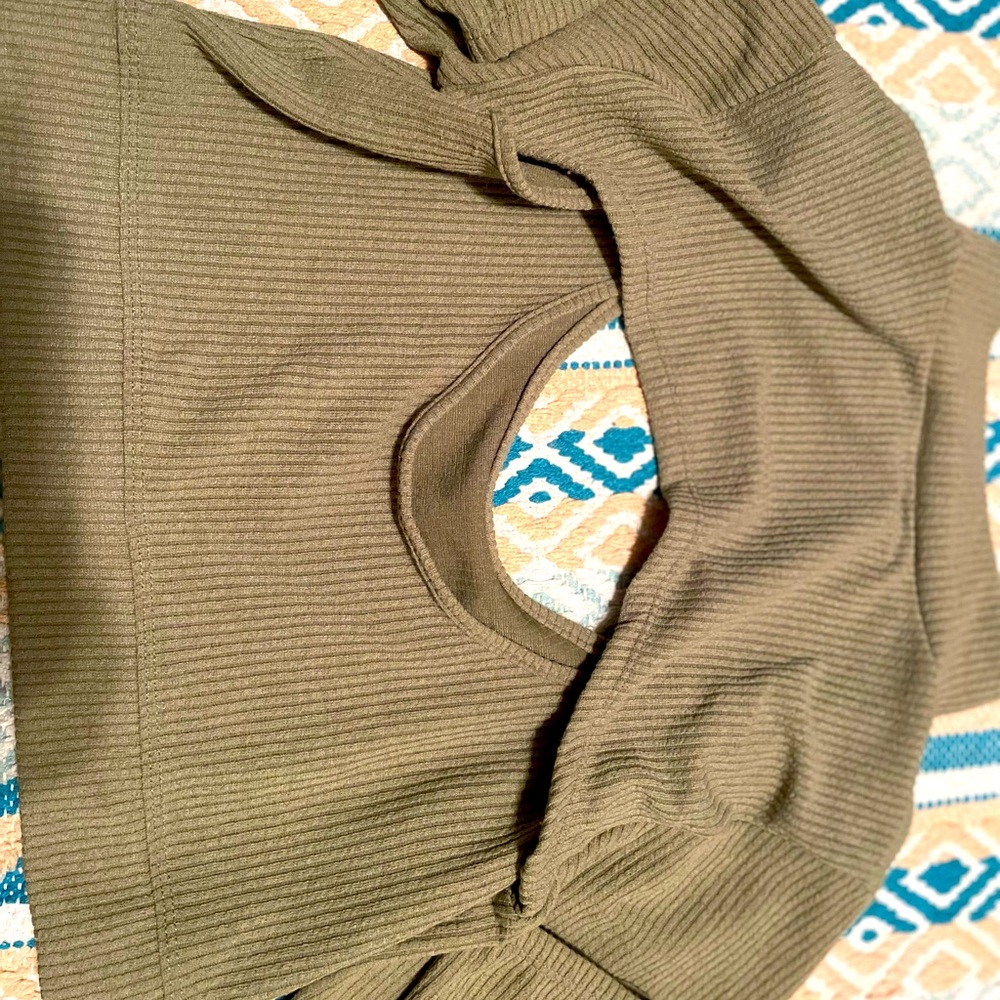 Green cropped long sleeve shirts 👚 good for causal, work out, a night out wear